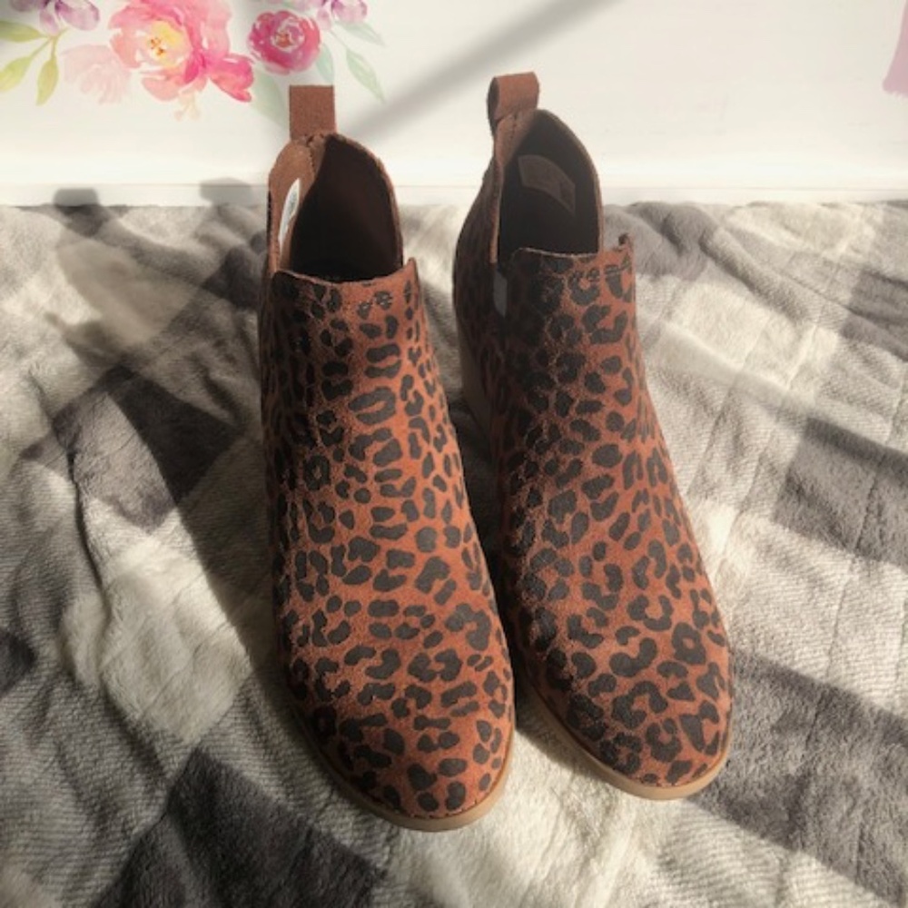 TOMS 8.5 Leopard Wedge bootie